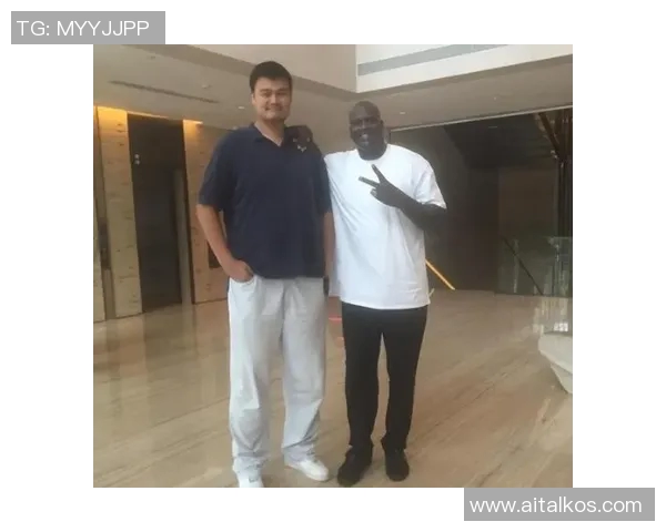 姚明与足球明星亲密合影瞬间展现体育界友谊与合作的美好时刻