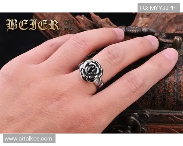 闪耀球场的魅力足球明星吊坠钛钢饰品展现个性风采